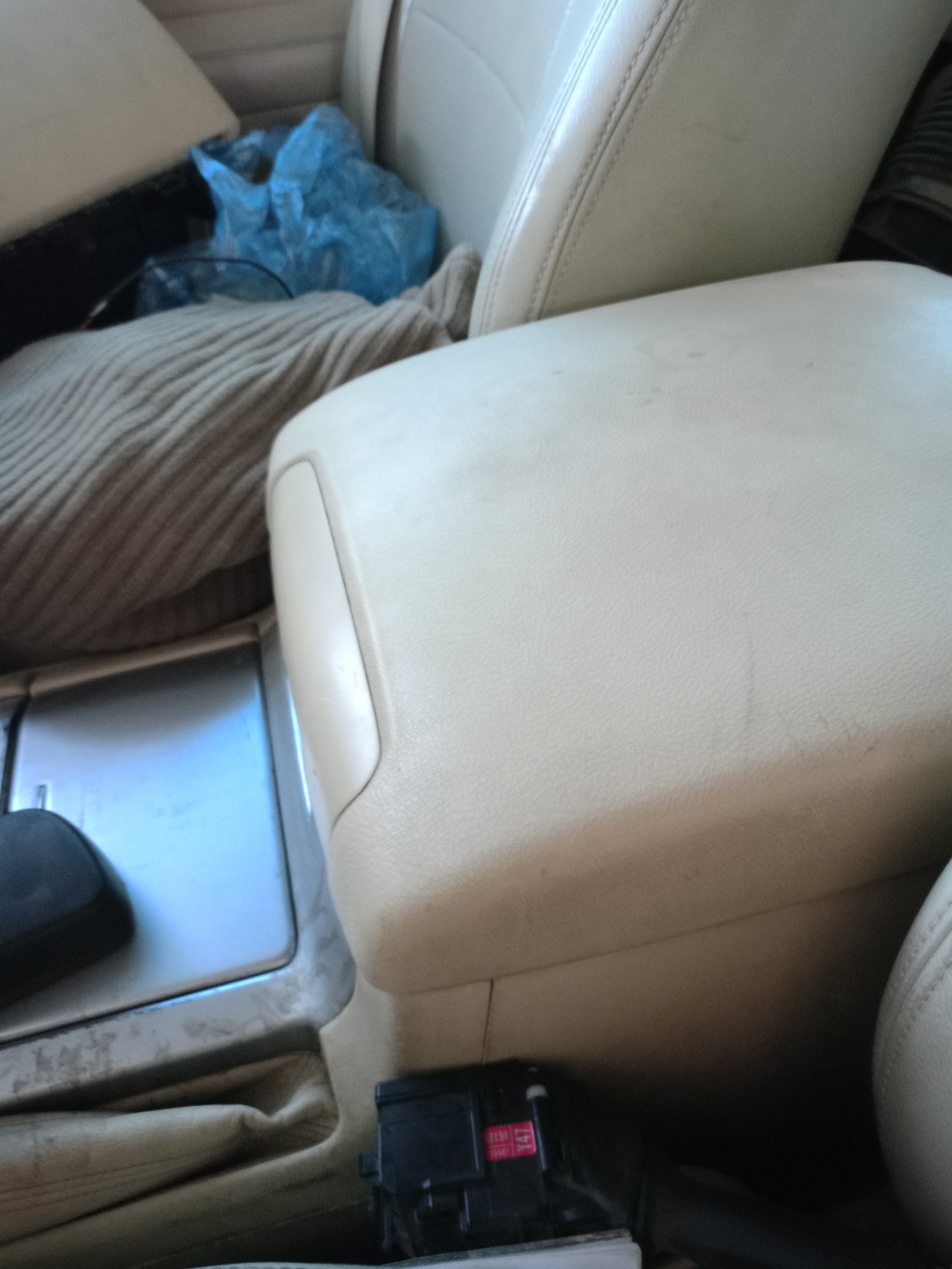 ثلاجة دخليةلاند كروزر موديل 2017  من غير ديكور